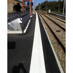 Dalle Podotactile Extérieur à Coller Blanche 820x400 Mm Romus 4220 -Construire Un Magasin D'outils p184848 pic1