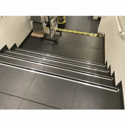 Nez De Marche Adhésif à Bord Sifflet - Alu Incolore Et Bande Noire -Construire Un Magasin D'outils profile nez marche